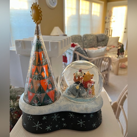 Rare Disney - Winnie the Pooh "Silent Night" Christmas Tree Musical Snow Globe - Picture 1 of 8